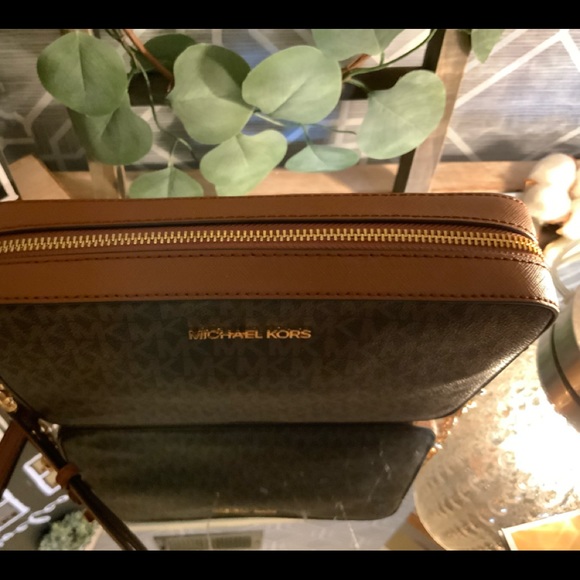 Michael Kors Crossbody - Picture 3 of 14